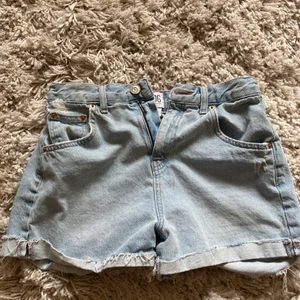 Highwaisted Urban outfitters jeans shorts  - Bara använda ett par gånger. Sköna och highwaisted. Säljer pga för små för mig nu. Skriv om ni har en prisönskan