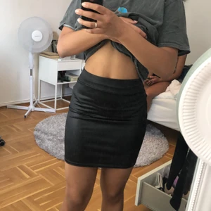 Svart ”skinn” kjol - Säljer en svart kjol i skinnimitation som inte någosin används. Den är i S men kan passa dig ändå då den är strechig