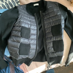 Moncler cardigan - Intressekoll på min nya moncler cardigan. Buda i kommentarerna eller privat💓💓💓💓storlek L men passar mig perfekt som vanligtvis har S-M