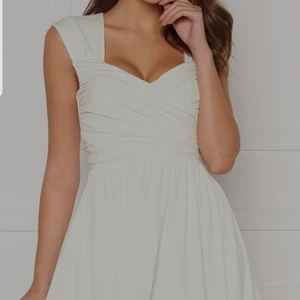 Vit klänning - säljer min jättefina studentklänning som är köpt från bubbleroom. Endast använd 1 gång vilket var under studenten, helt fläckfri och den är som ny