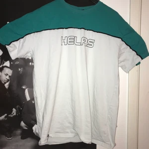 Helas T shirt - En t shirt från skate märket helas, som är i väldigt bra skick. Den är stor som fan, pretty G.