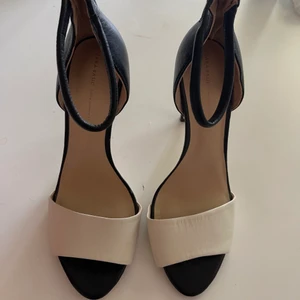 Sandaler, Zara - Säljer högklackat sandaler från märke zara. Storlek 37 oanvända . 