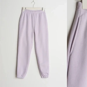 Lila mjukisbyxor från ginatricot  - Byxorna är lite korta i benen på mig som är ca 170 cm lång. De är knappt använda och mjukisbyxorna är i storlek xs passar även xxs. 