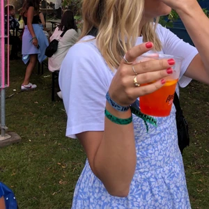 Sommarklänning - Supersöt sommarklänning från H&M! Klänningen är i stl 36 men har resor i ryggen och passar därför större stl!! 