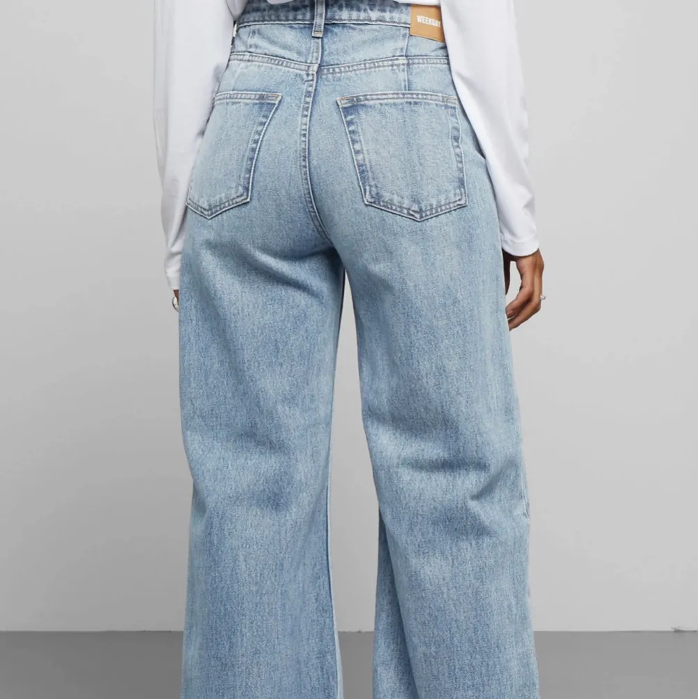 Högmidjade baggy jeans från Weekday i färgen ”san fran blue” som inte säljs längre 🌺. Jeans & Byxor.