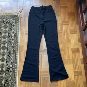 Kostymbyxor  - Kostymbyxor med slit längst ner. Helt nya, säljes då de är för korta i benen på mig. Frakt blir billigare vid köp av flera plagg