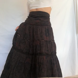 Brun kjol - KÖP DIREKT FÖR 250kr!!! Undernar brun kjol med röda och svarta detaljer. Går att bära även som klänning vilket syns på sista bilden. Perfekt för dig som söker the fairycore vibe! Visas på en s men passar även m. Stängs med dragkedja i sidan. Köpare står för frakt. Gott second han skick. 