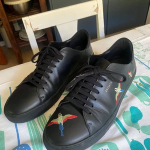 Arigato skor stl 45, nästan helt nya - Säljer mina arigato skor som är använda 5 gånger, finns låda och påse till skorna samt rengöringskit från arigato.