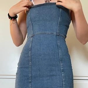 Jeans klänning - Gullig jeans klänning från h&m. Perfekt till sommaren! Kontakta vid frågor, fler bilder eller vid intresse :) köparen står för frakten!