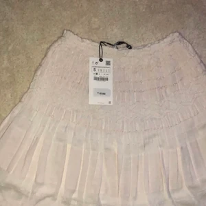 Zara kjol, vit - INTRESSEKOLL på denna slutsålda och trendiga kjol från zara. Köpt för ca 3 månader sedan innan den lades ut på rea, alltså köpt för 359kr. Aldrig använd och prislappen finns kvar (syns på bilden)! Storlek S men passar XS-M eftersom den är töjbar. (Lägger upp denna annons igen, då den aldrig blev såld)