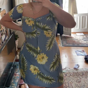 Blommig minidress  - Super söt klänning med väldigt smickrande passform. Skönt och luftigt material. Aldrig använd! Storlek L