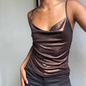 Glansig Fest linne size: XS - Älskar denna men använde den bara för en plåtning så den är i jätte bra skick! 