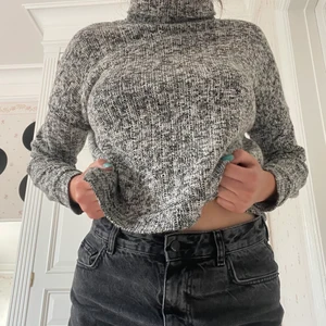 Sweatshirt  - Supersnygg och skön tjocktröja. Passar till de mesta tillfällen och outfits. Ett simpelt plagg - men ett snyggt. Mycket bra skick. Jag är 174 cm lång.