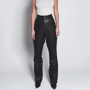 Skinnbyxor ifrån LXA - Svarta skinnbyxor ifrån LXA (Linn Ahlborg)  Använt en gång så fortfarande i nyskick!☺️ dem är långa i benen och passar mig perfekt som är 169 cm lång. Säljer pga för stora för mig annars passar dem perfect, Storlek:S  Nypris: 1099  Köparen står för frakten 66 kr