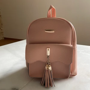 Rosa väska - En jättefin liten rosa väska, aldrig använt, väldigt bra skick.