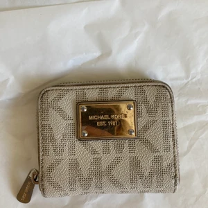 Michael Kors plånbok  - Michael kors plånbok, lite sliten men annars bra skick!