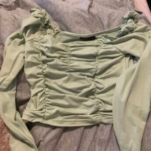 Ljus grön topp  - En fin stretchig topp med fina detaljer som är strl S.  Ej använd. Färg: mint grön.