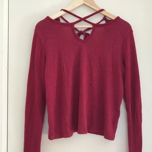 Rödlila tröja - Superfin och skön tröja med snördetaljer framtill och knutet i en rosett på baksidan. Är small men den passar en medium också
