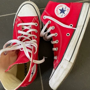 Röda converse - Röda converse i hög modell i storlek 38. Tvättar självklarhet innan jag skickar dom! Nypris 859kr