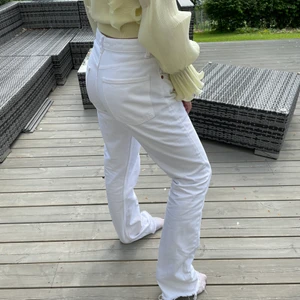 Vita raka jeans - Raka jeans från Zara i en vit tvätt. Jeansen är väldigt långa trots att de är avklippta, passar mig som är 172 och modellen på bilden som är 161. Nypris 359kr