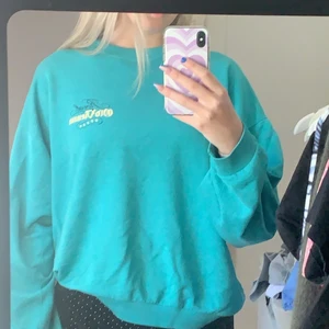 Grön/blå vintage collegetröja  - Denna tröjan är från en vintage butik i San Francisco!! Så jag vet inte vad butiken heter men den är köpt där iaf❤️ den är lite uppriven längst ner i armarna men de kan man själv sy om man vill!! Den sitter lite stort på S och nästan perfekt på M