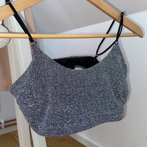 Glittrig bikini/top!  - Glittrig bikini! Har använt som top flera gånger, så passar som båda! Jätte söt och den fäller inte glitter. 