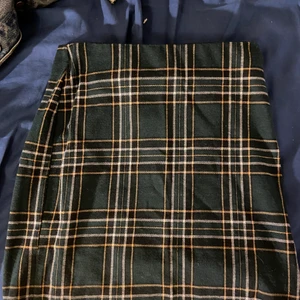 Rutig mini kjol  - Ett plagg som bara samlat damm i garderoben, från H&M och i utmärkt skick