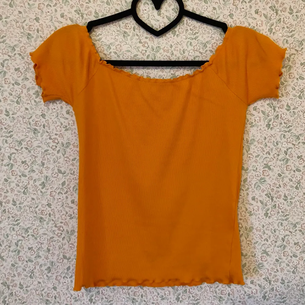 Fin offshoulder-tröja med fina sömdetaljer. Svårt att få rätt färg på bild men tröjan är mycket finare och klarare orange i verkligheten. Storlek XL men känns mer som en M eller L. . Toppar.