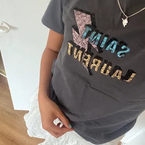 T-shirt - T-shirt jag köpt här på plick (fake antar jag) inget kvitto eller så och inga märken förutom trycket ❤️ säljer pga kommer ej till användning, köpare betalar frakt ❤️ Säljer direkt 300 + frakt