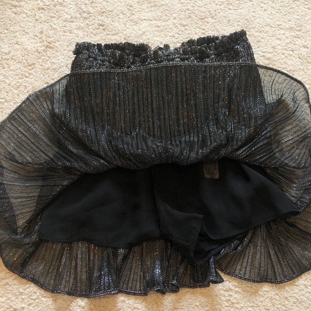Helt oanvänd, slutsåld kjol från zara med ”inbyggda” shorts (finns möjlighet att ”klippa” bort dem ifall man vill)! Väldigt stretchigt material!! Bud:280 (+ frakt) . Kjolar.