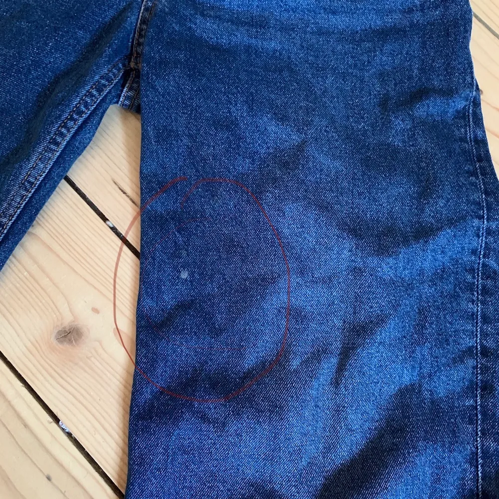 Raka monki jeans i storlek 29! Jag är ca 171. Dessa har en liten vit fläck på framsida lår men den är knappt synlig när man bär dem, skitsnygga men säljer dem för jag har ett par liknande🥰❤️. Jeans & Byxor.