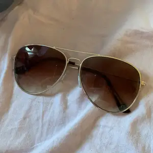 Ett par jättefina solglasögon, som inte kommit till användning på ett tag. Köparen står för frakten. 