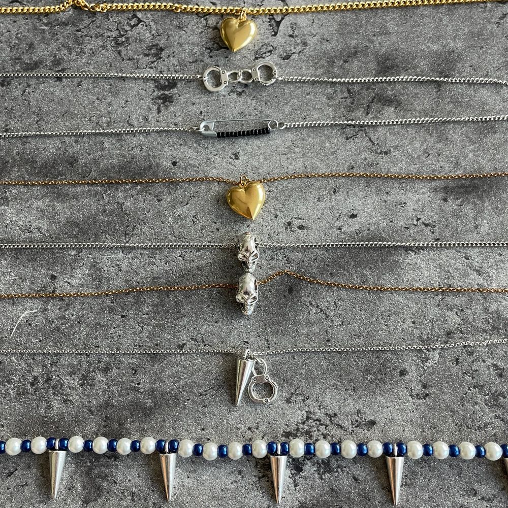 Säljer dessa jätte coola halsband ifrån mitt smyckes företag @jewelrybijoux alla är olika pris så kom privat🤩🤍. Accessoarer.