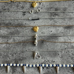 Smycken  - Säljer dessa jätte coola halsband ifrån mitt smyckes företag @jewelrybijoux alla är olika pris så kom privat🤩🤍