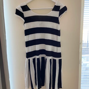 Sommarklänning - En randig sommarklänning. Säljes pga för liten.