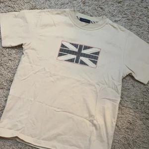 Burberry t-shirt  - En ur snygg vintage t-shirt från burberry. Egentligen kill storlek 10 år, men passar mig som är XS/S