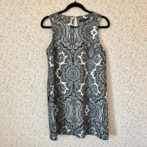 Klänning  - Superfin klänning med snyggt mönster. Klänningen är svart och vit. Skönt stretchigt tyg. I mycket gott skick. Slutar strax ovanför knäna (jag är 169cm). 