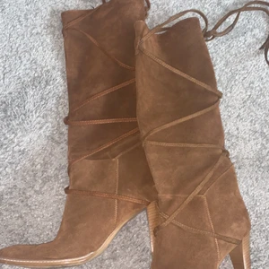 Klackar  - Säljer nu mina vintage Roberto Vianni klackar, aldrig använda, köptes för ca 30 år sedan i Holland, äkta italienskt mocka! Strl 39