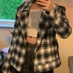 Rutig jacka - Jättefin, skön och varm svart/vit rutig jacka. 