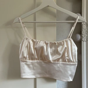 Satin linne - Satinlinne från H&M 🤍 Aldrig använt och kommer inte till användning för det är för stort för mig 🤍