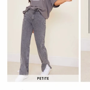 Grå jeans  - Säljer dessa jeans grå jeans med slits/splitt. Helt nya med prislappen kvar, endast testade. Storlek UK4 vilket motsvarar 32 men passar mig som normalt har storlek 34. Längden är petite så passar någon som är mellan 160-165 cm. Vid intresse kan jag skicka bild på hur dom ser ut på