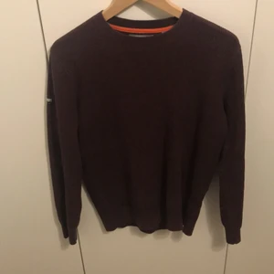 Superdry tröja  - En ganska urtvättad mörk lila tröja. Storlek m. Men med alla tvättar är den nog lite mindre. Köparen står för frakt 