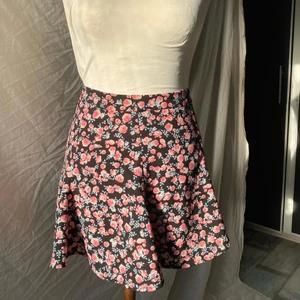 H&M kjol med blommigt mönster! EU 34 - En super gullig blommig kjol som är det perfekta tillskottet till din sommar garderob! EU 34, pris 55 kr + frakt 
