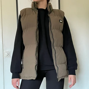 Brun ytterväst Caterpillar strl L - Svincool ytterväst från Caterpillar i strl L i färgen brun, inhandlad secondhand, perfekt skick. ✨GRATIS FRAKT✨