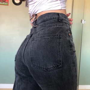 Högmidjade jeans - Fina svart/gråa högmidjade jeans från zara. Sitter ner till hälarna på mig som är 172cm men är lätt att klippa av eftersom dom är frissiga nedtill. Väldigt bekväma o snygga. Köparen står för frakten☺️