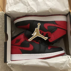 Jordan 1 - Säljer nu mina oanvända Jordan 1 mid banned. Säljer då den ej kommit till användning, köpte för 1500 men säljer för 1100 inkl frakt