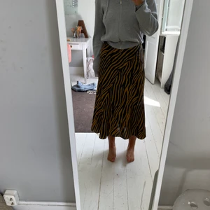 Kjol Other stories - Jättefin kjol från other stories med cool mönster. I ett sidenliknande material. Storlek 34💕