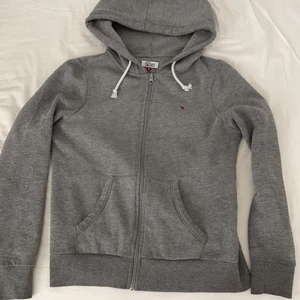 Grå kofta från Tommy Hilfiger🤍 - En grå kofta från Tommy Hilfiger i storlek S. Använd ett fåtal gånger och vill sälja den eftersom den tyvärr har blivit för liten. 🤍