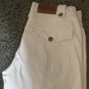 Vita ridbyxor MW MARTHA - Vit ridbyxor använda 2 3 gånger. Säljer pga för liten storlek. Hittar ej storleken men skulle säga 36/38. 