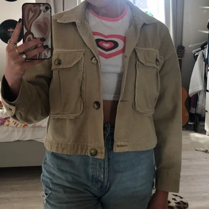 Jeansjacka - Säljer denna snygga jeansjackan från gina🤩 storlek S men har en oversize passform, köparen står för frakten!💘